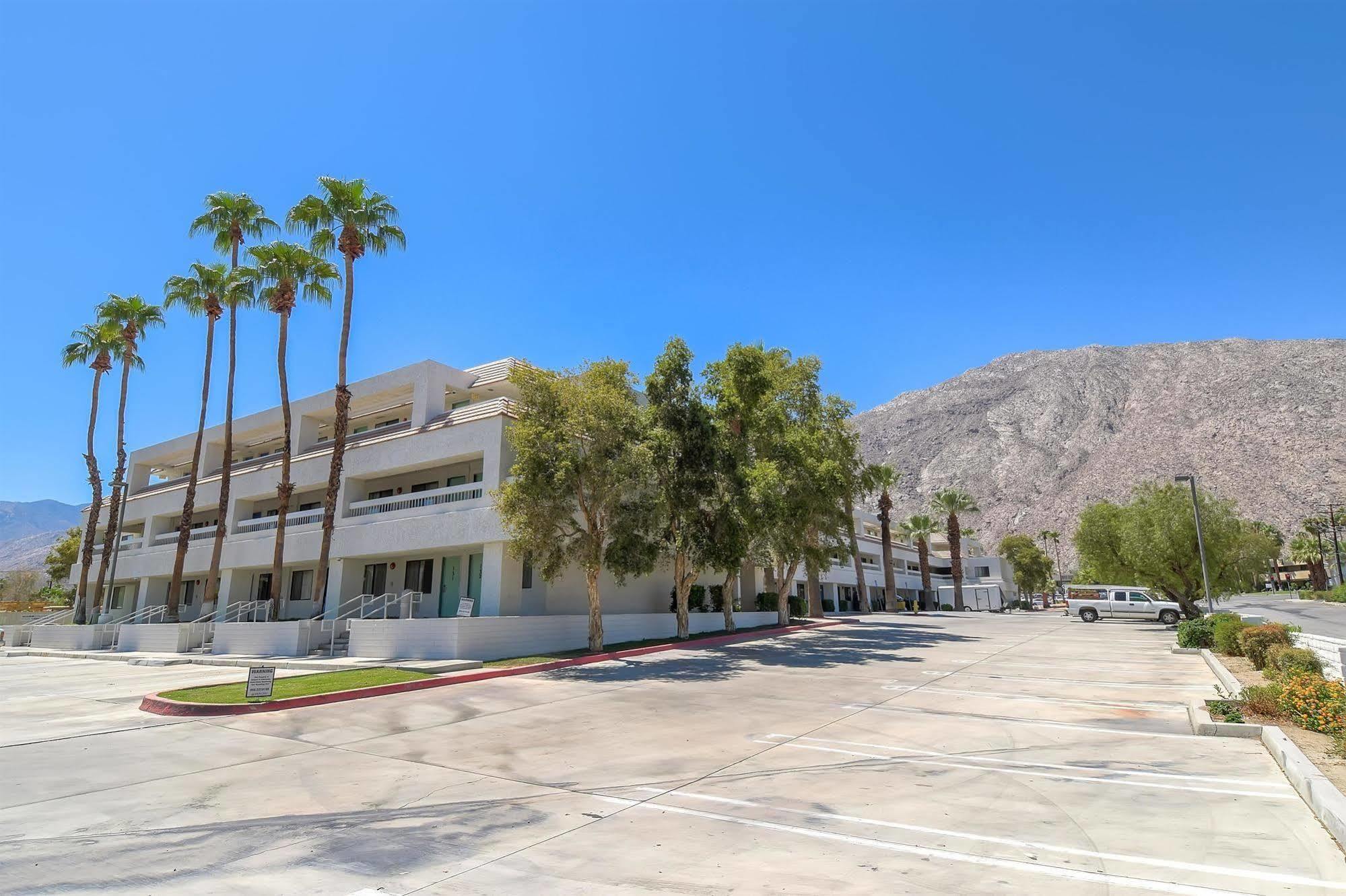 6-palm Springs, Ca - Downtown Hotel