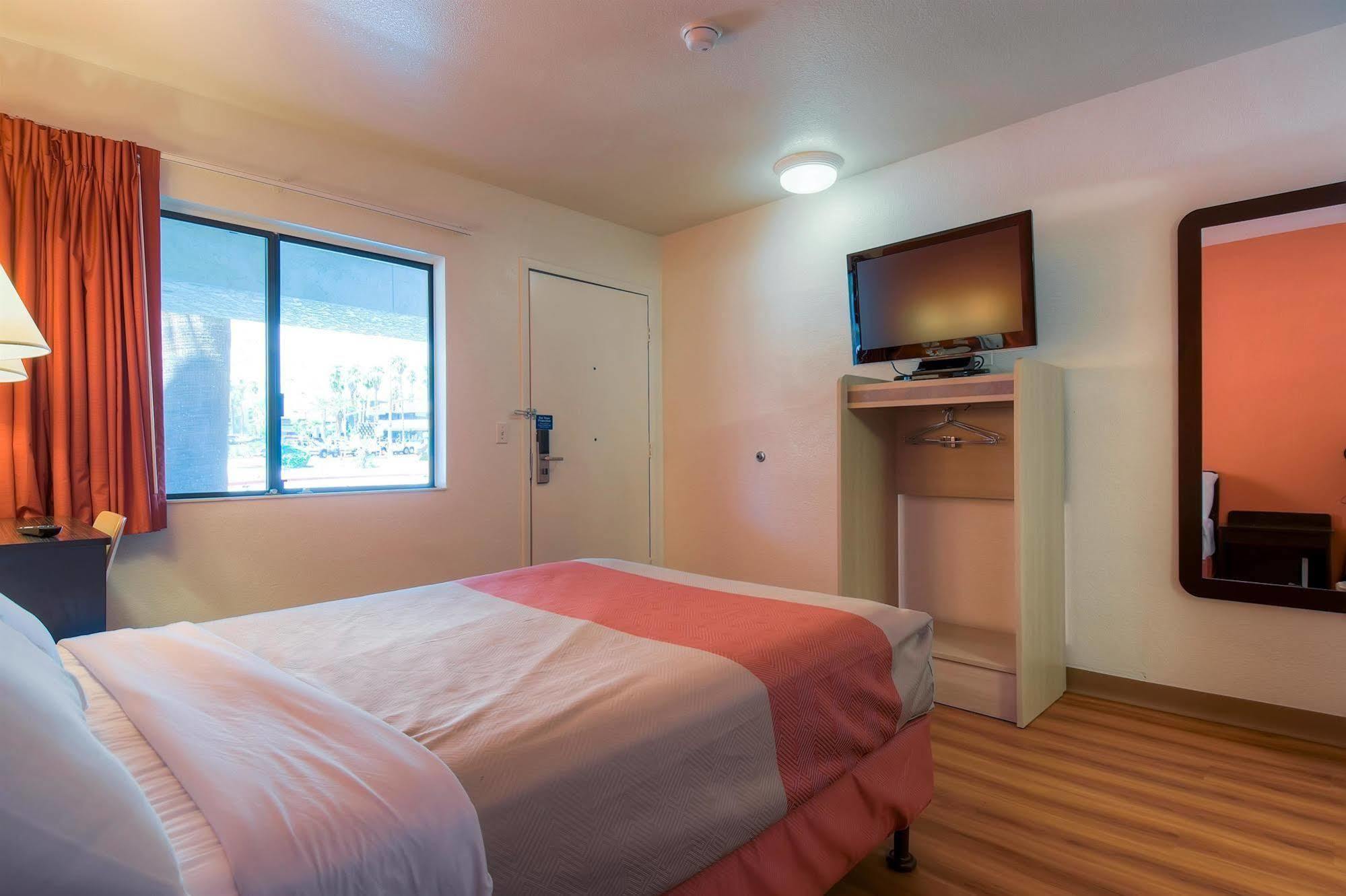 6-palm Springs, Ca - Downtown Hotel