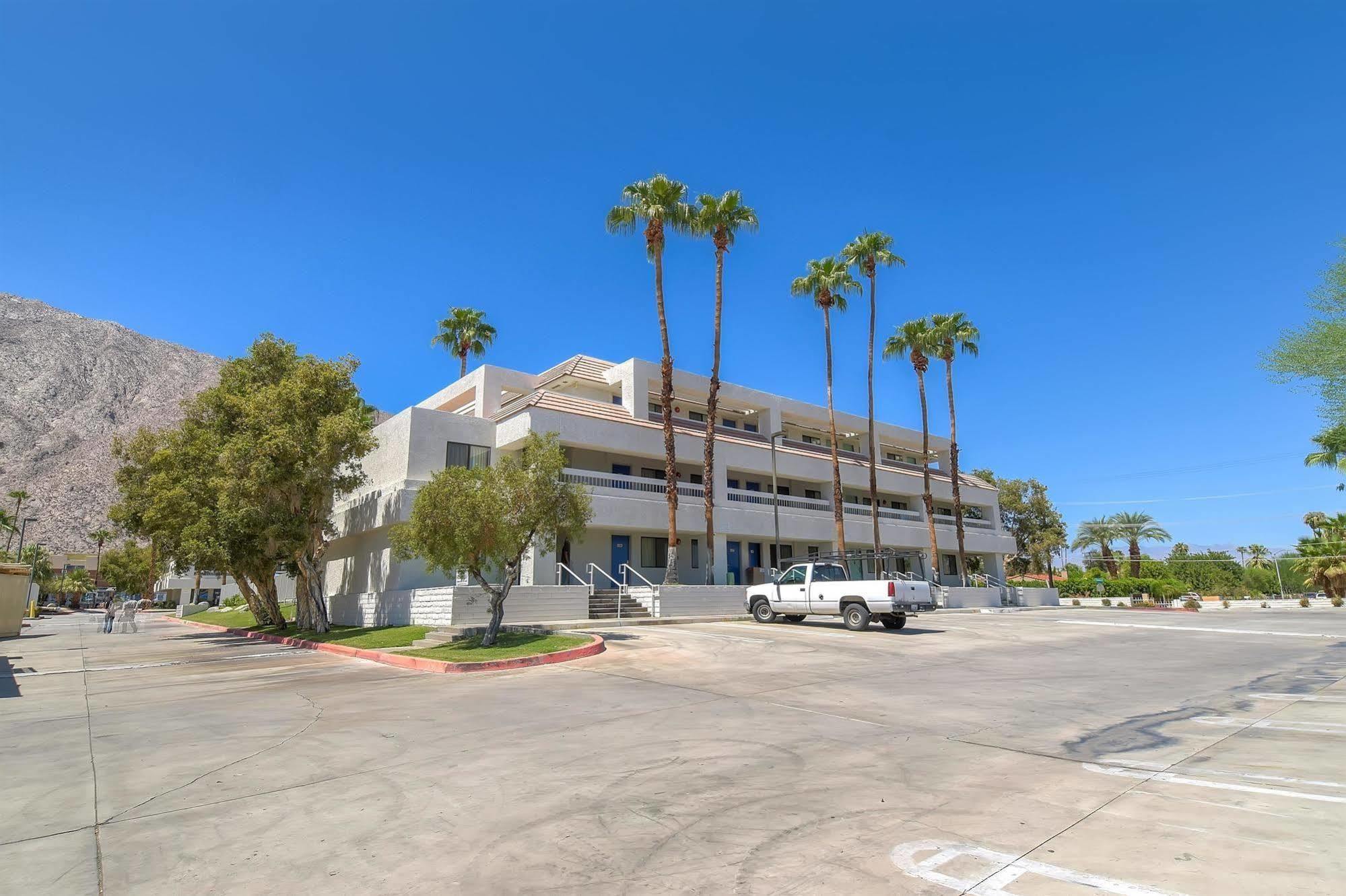 Hotel 6-palm Springs, Ca - Downtown