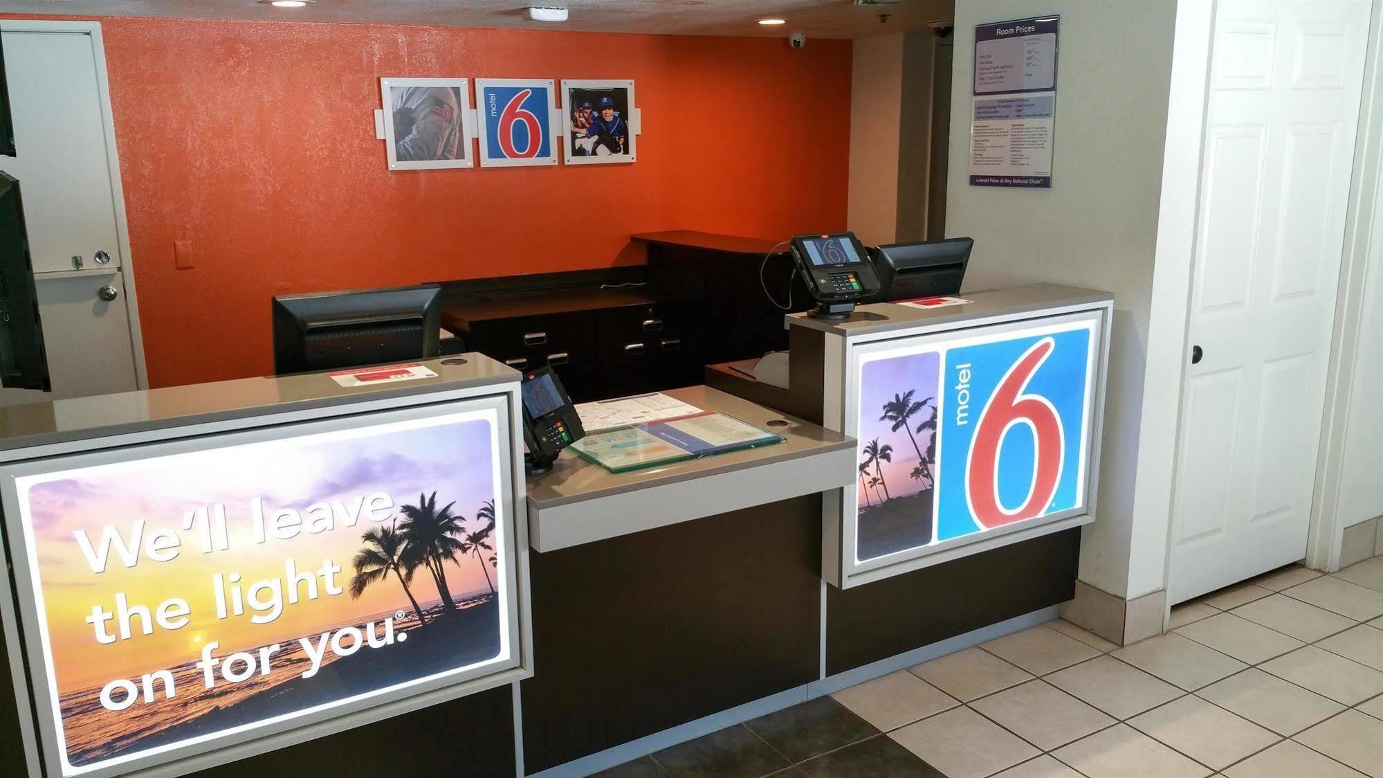 Hotel 6-palm Springs, Ca - Downtown 2*