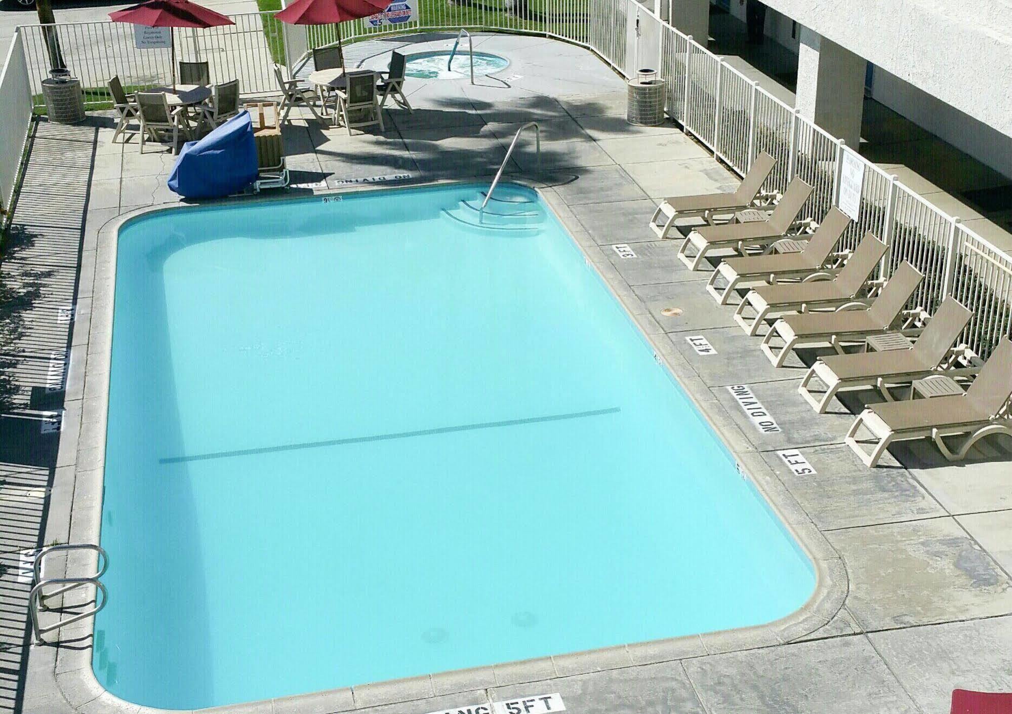 Hotel 6-palm Springs, Ca - Downtown