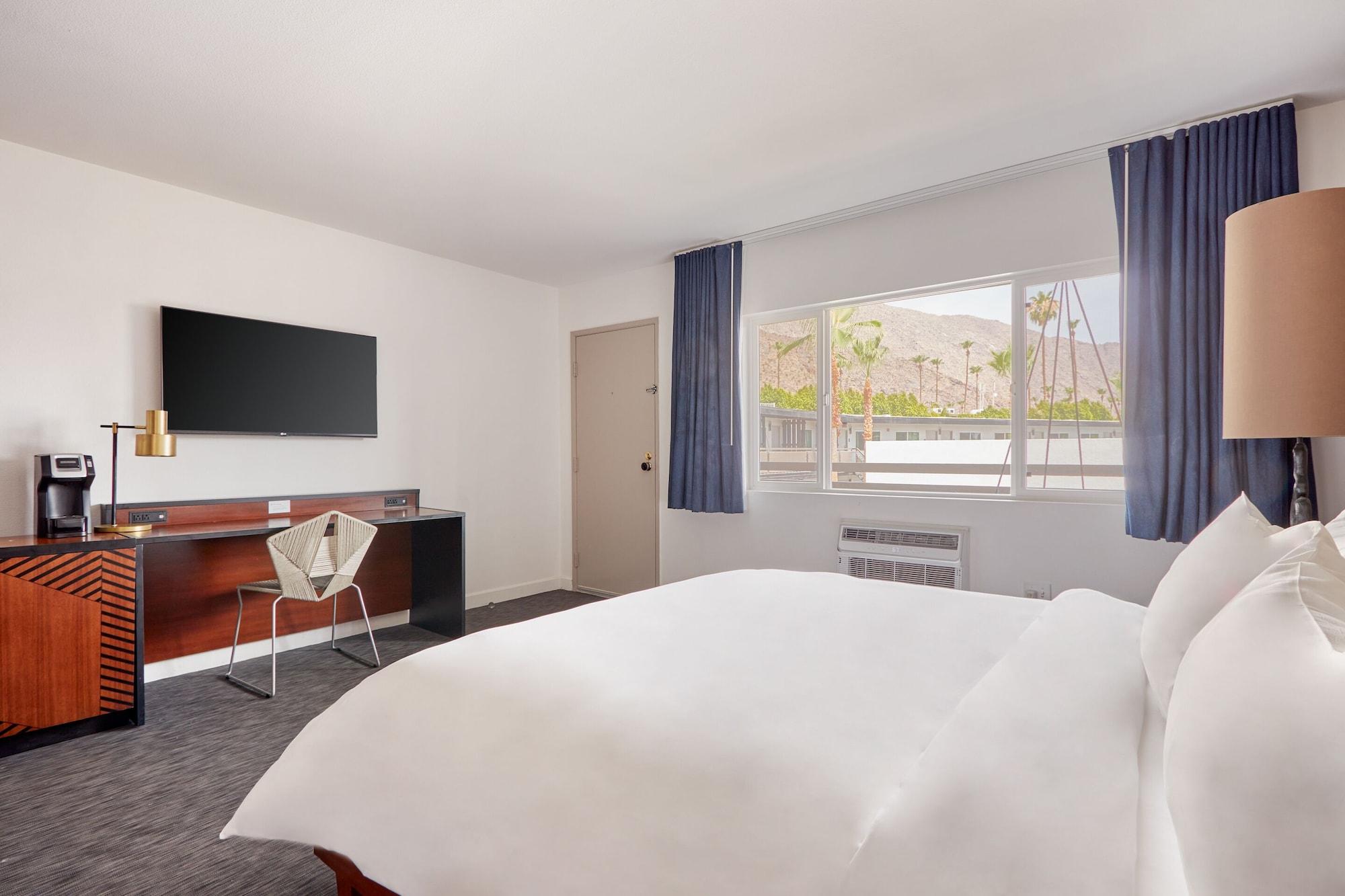 V 4* Palm Springs