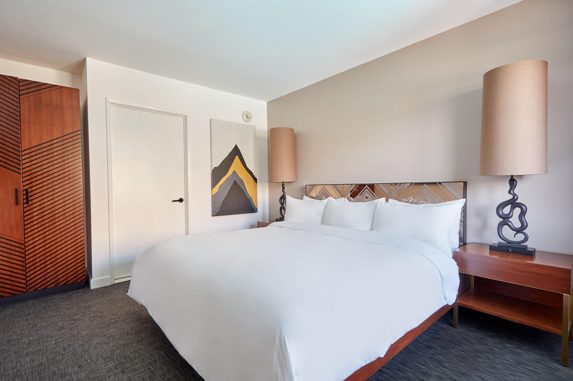 V Hotel 4*