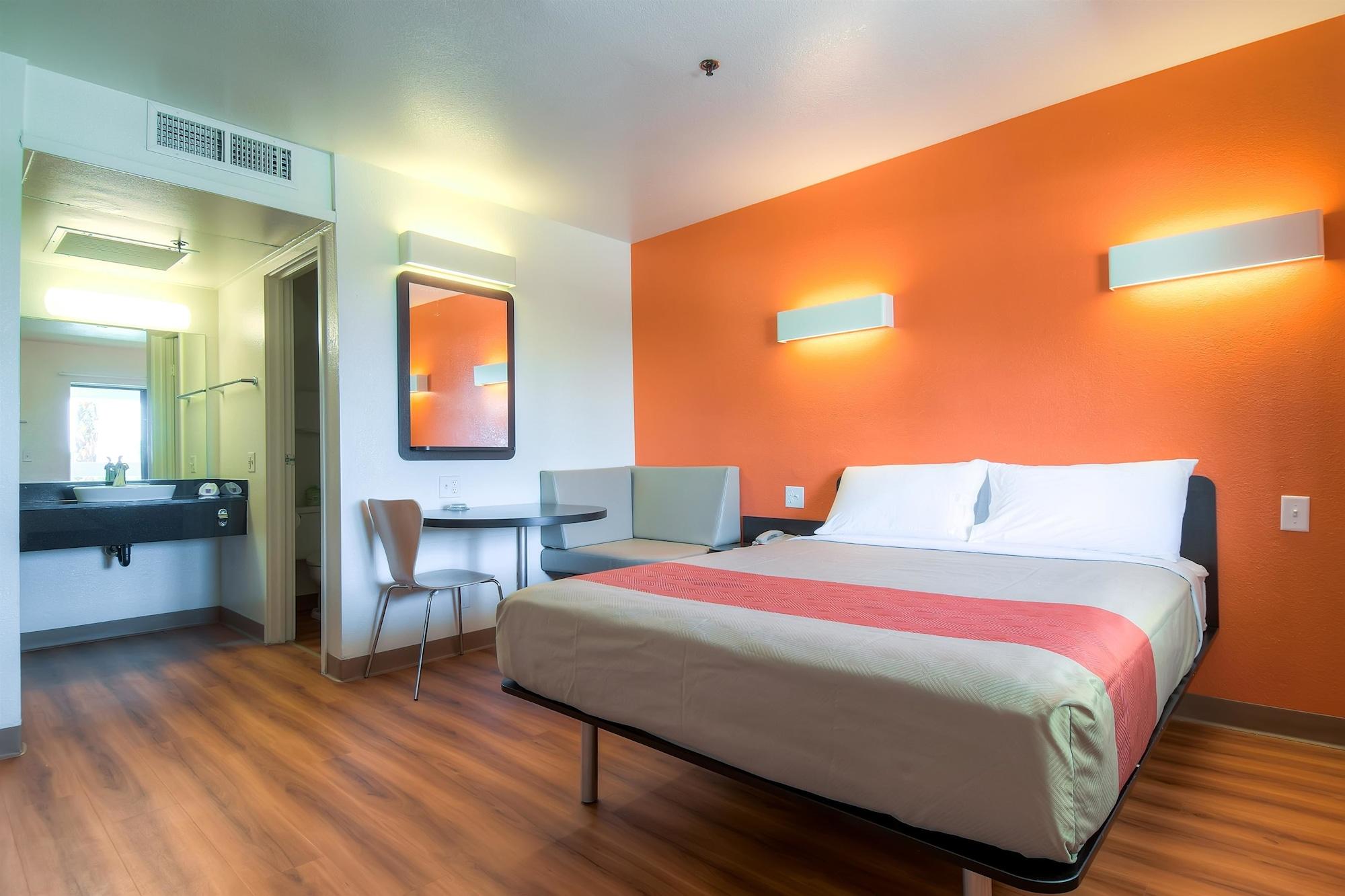 Hotel 6-palm Springs, Ca - Downtown 2*