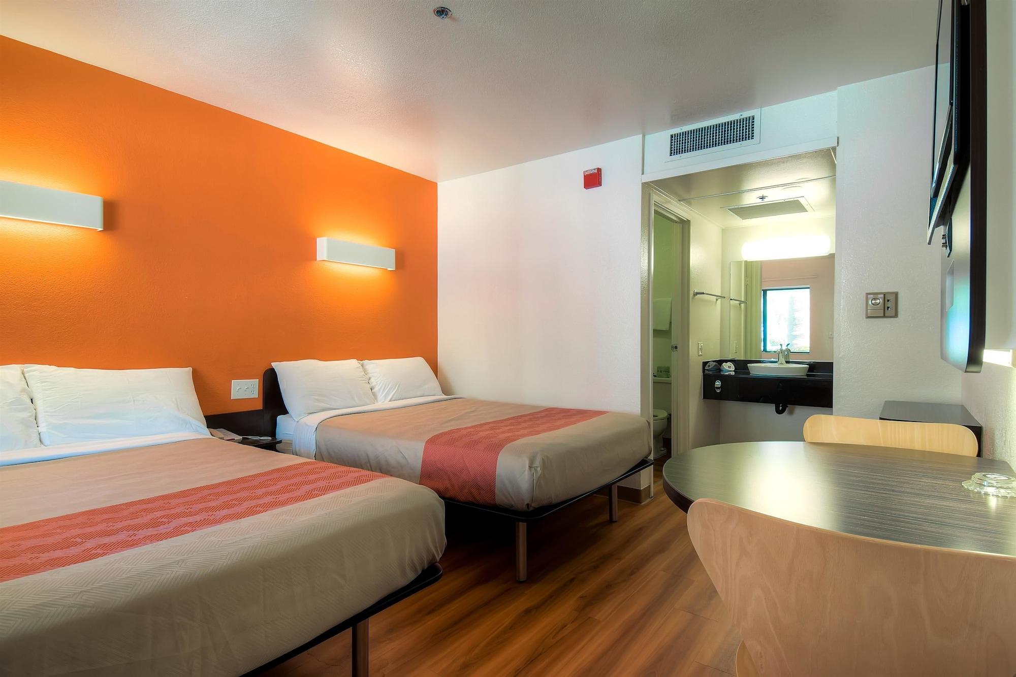 Hotel 6-palm Springs, Ca - Downtown