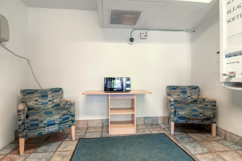 Hotel 6-palm Springs, Ca - Downtown
