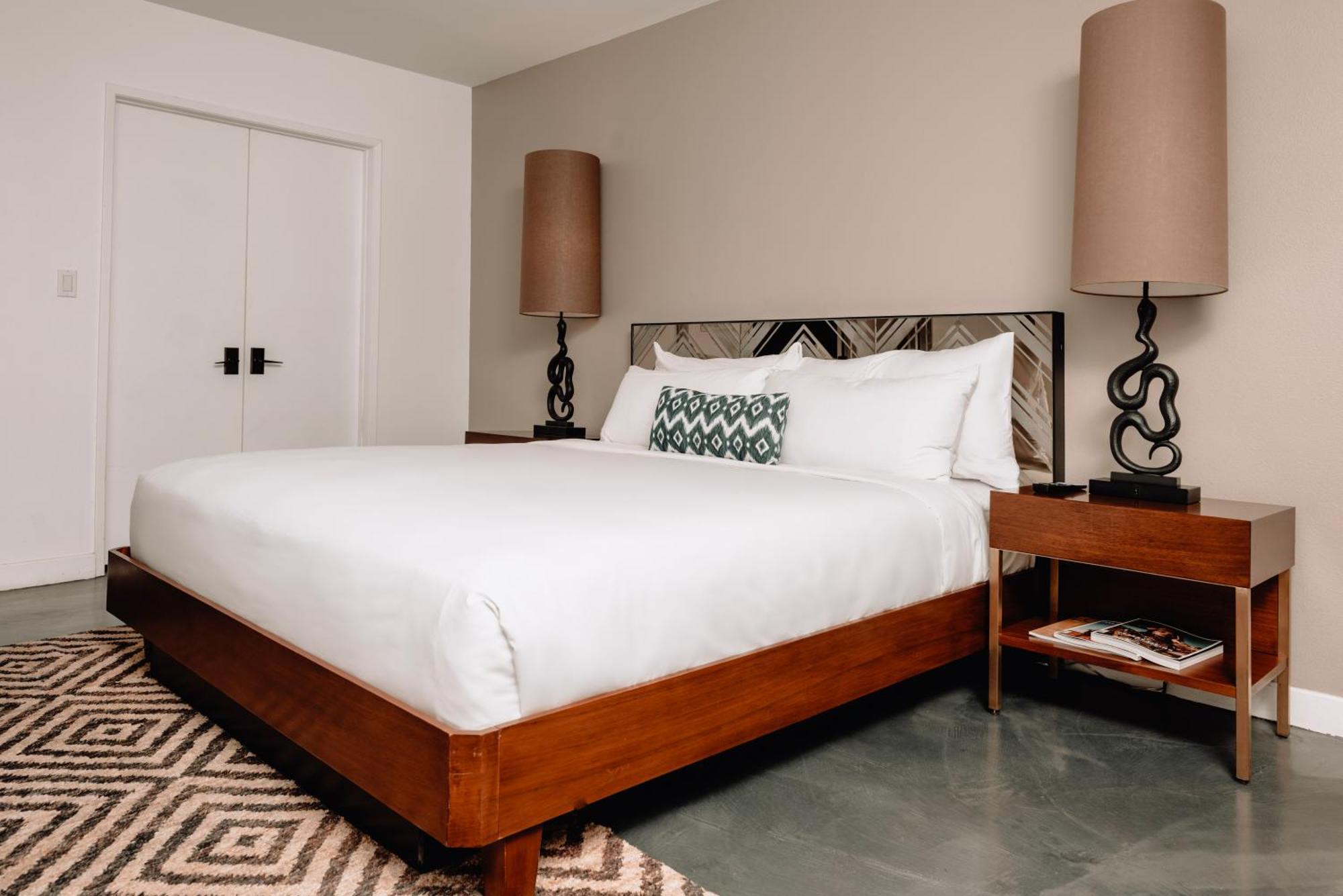 V Hotel 4*