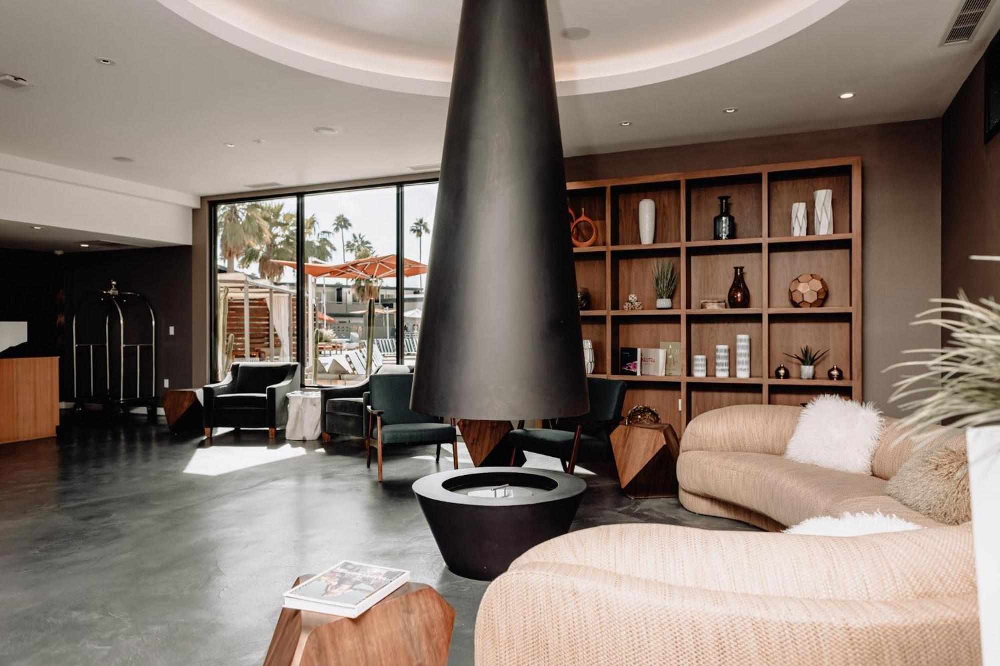 V 4* Palm Springs