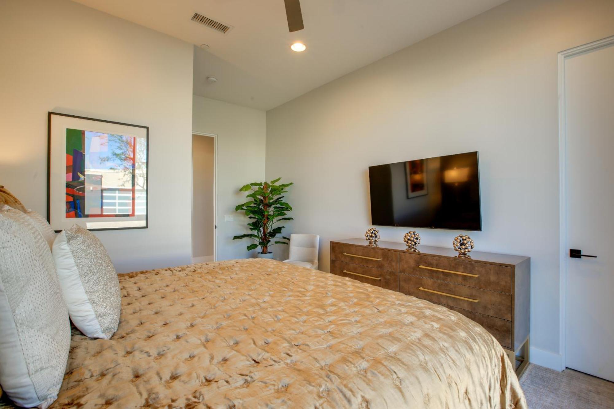 Oasis With Pool And On Golf Course! Palm Springs