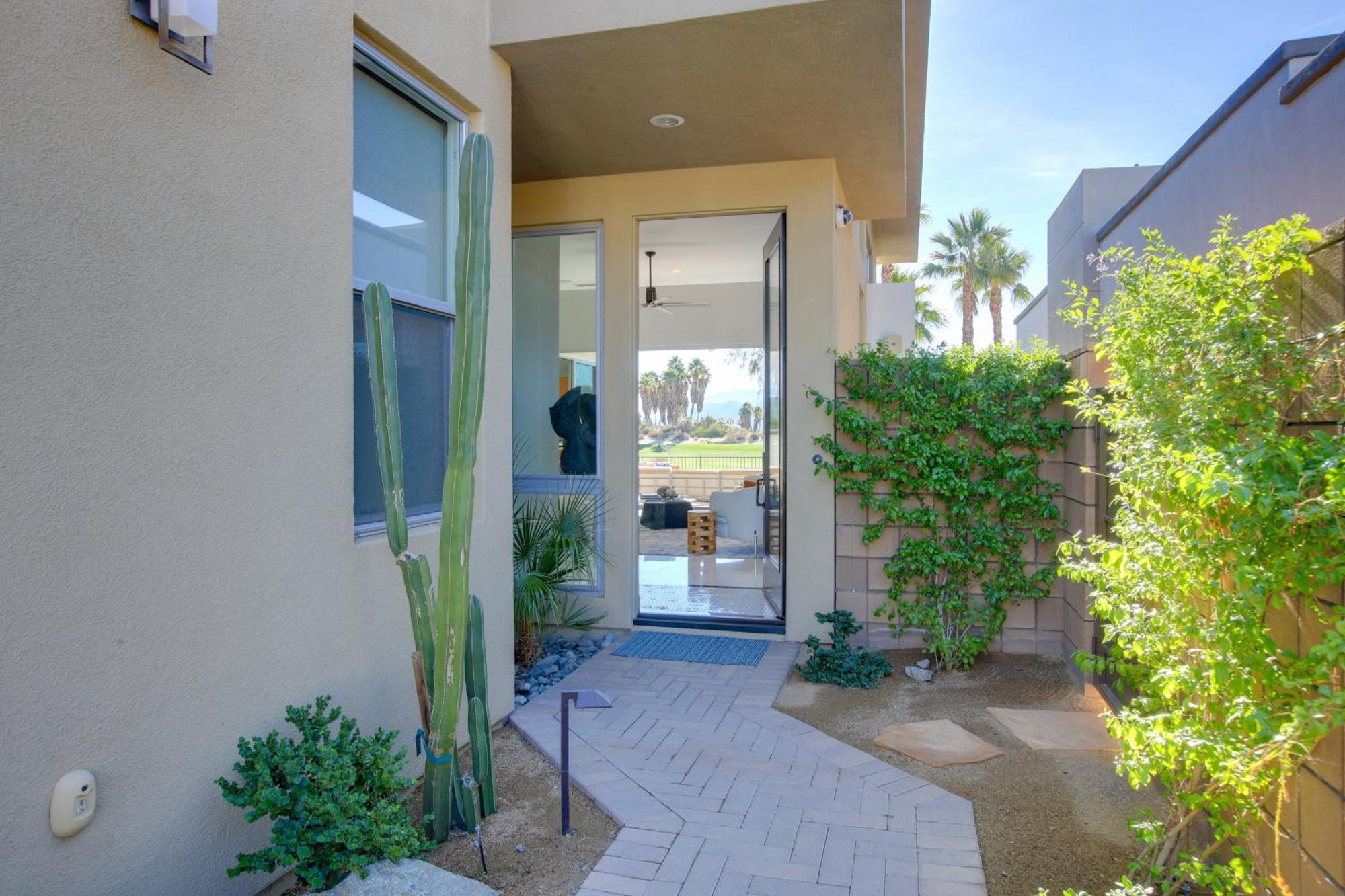 Oasis With Pool And On Golf Course! Holiday home