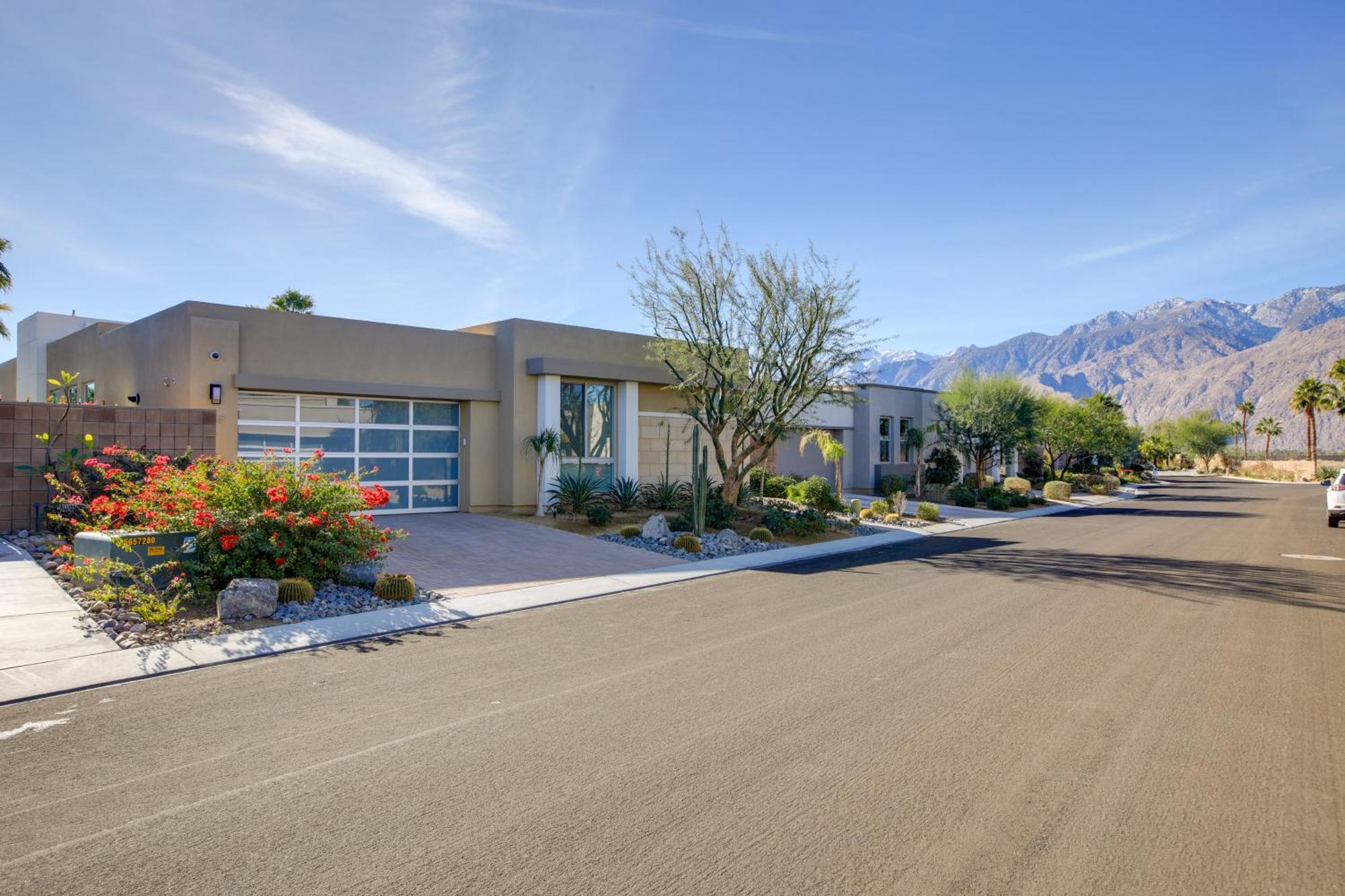 Oasis With Pool And On Golf Course!