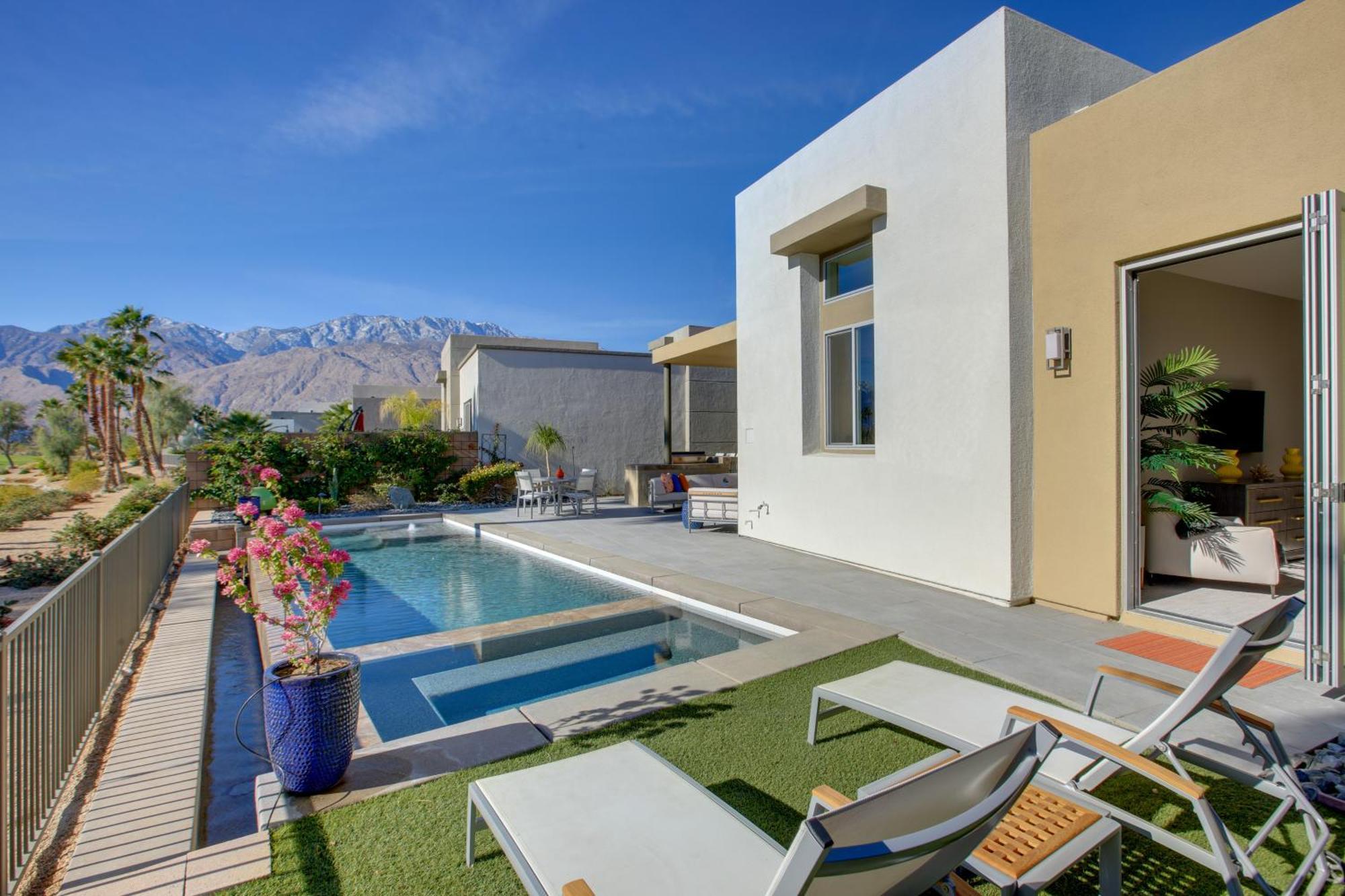 Oasis With Pool And On Golf Course! * Palm Springs