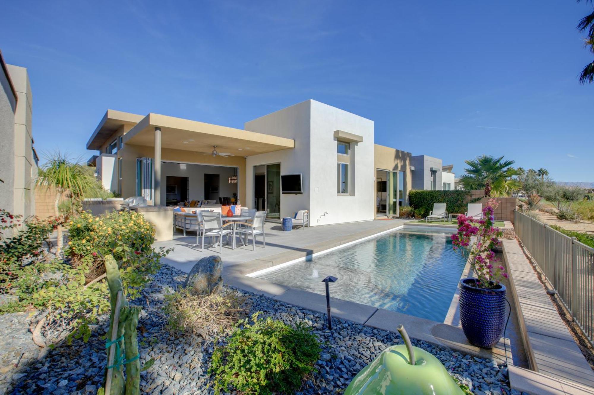Oasis With Pool And On Golf Course! Holiday home Palm Springs