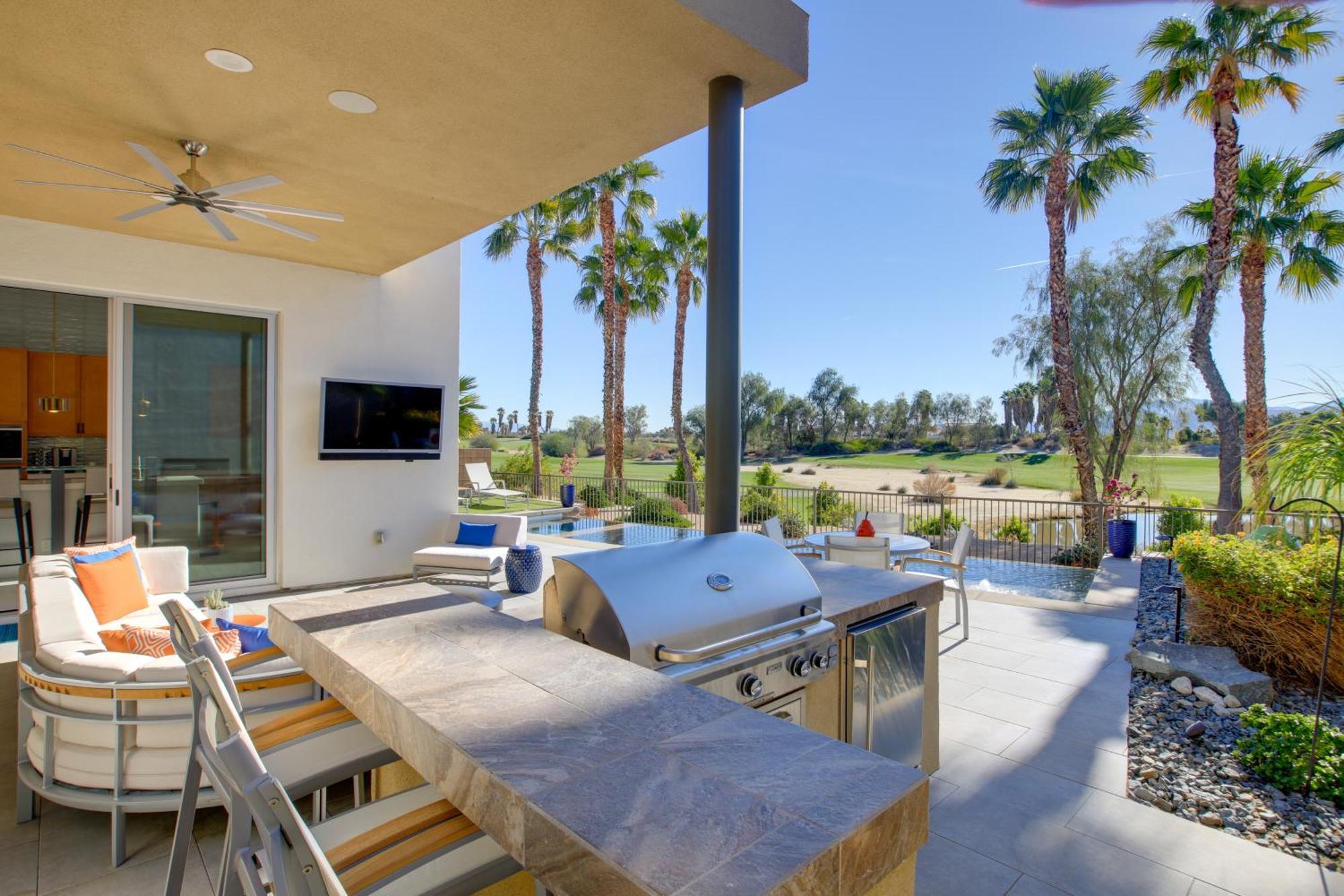 Oasis With Pool And On Golf Course! Palm Springs