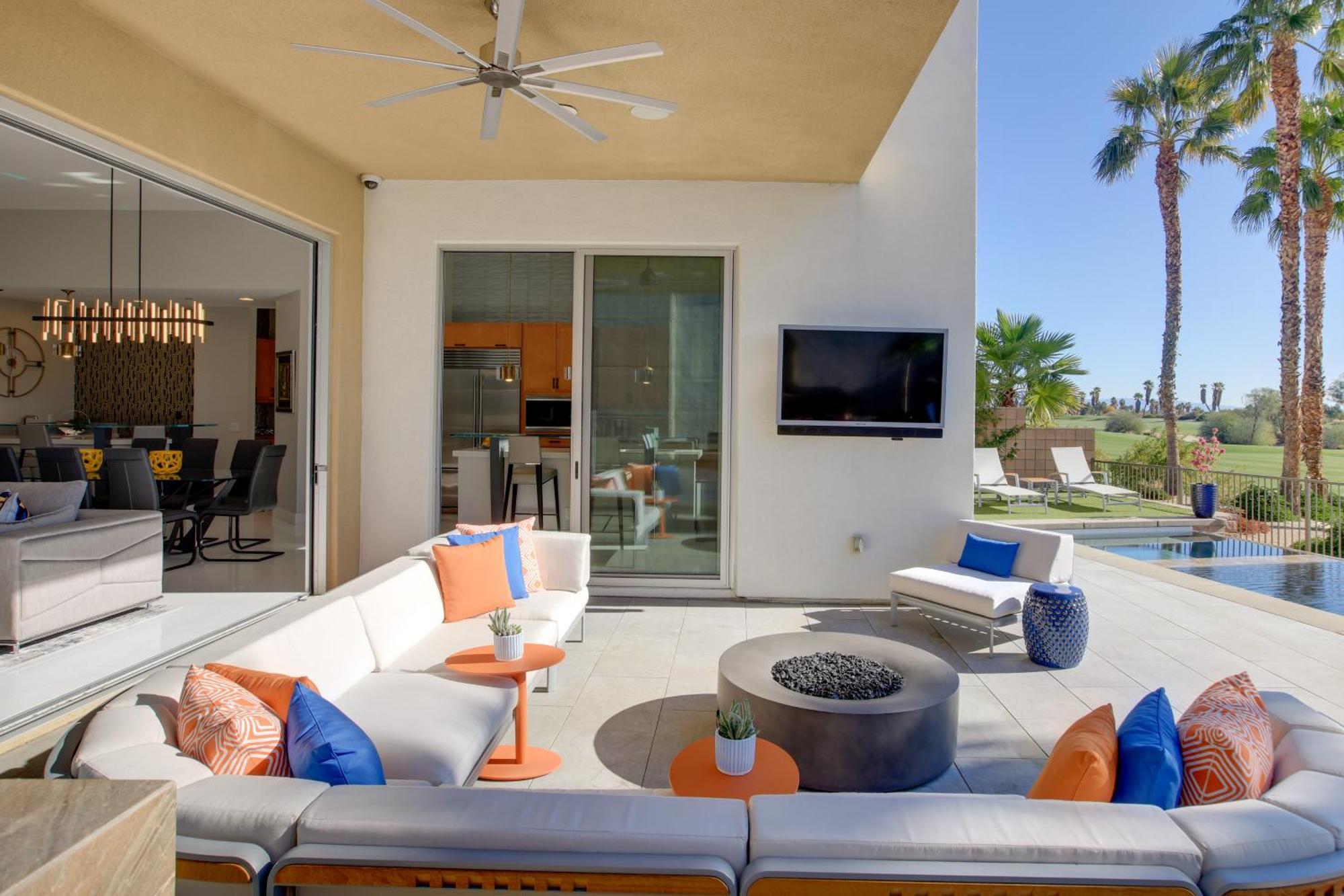 Oasis With Pool And On Golf Course! Holiday home