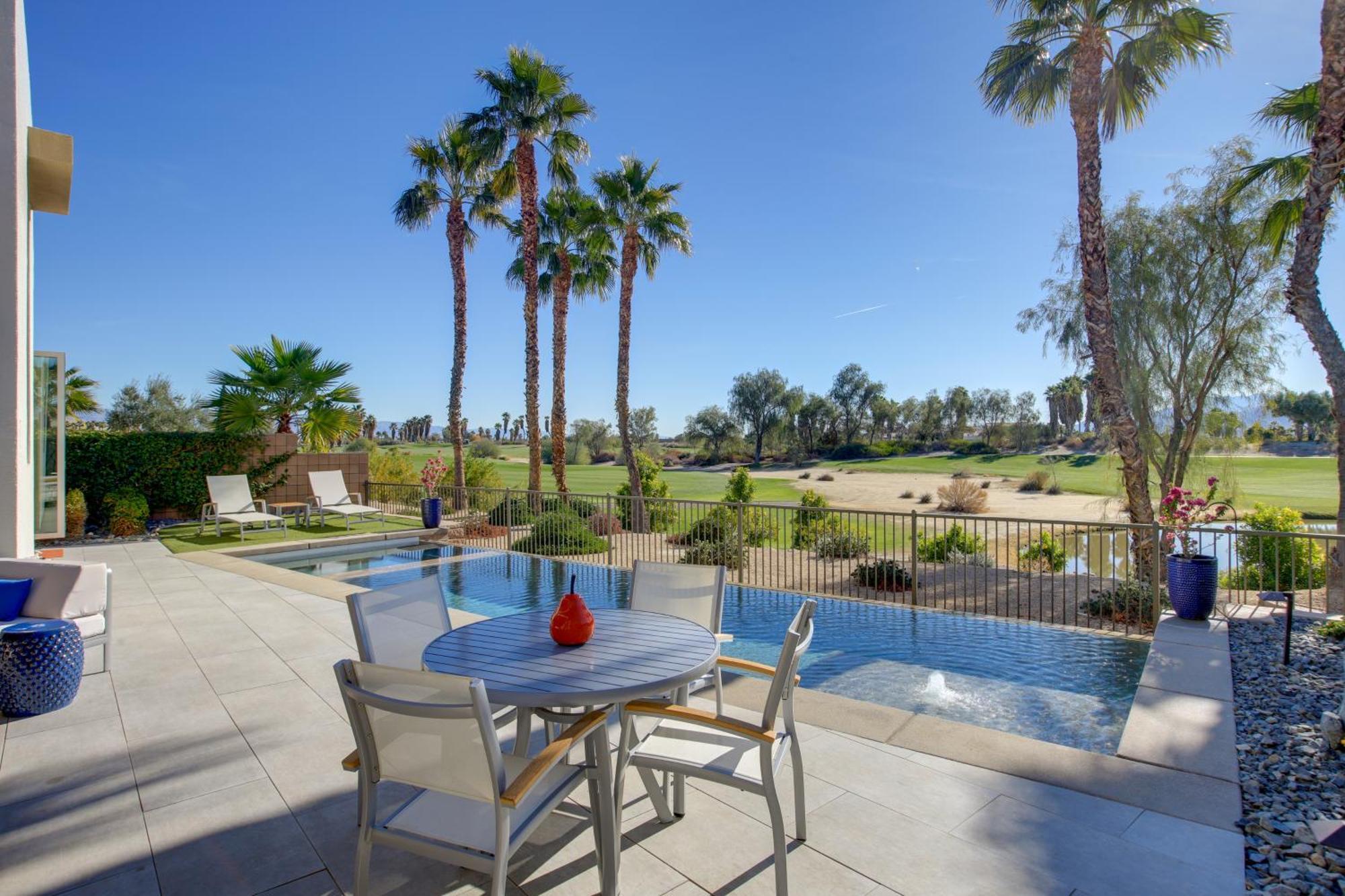 Oasis With Pool And On Golf Course! Palm Springs