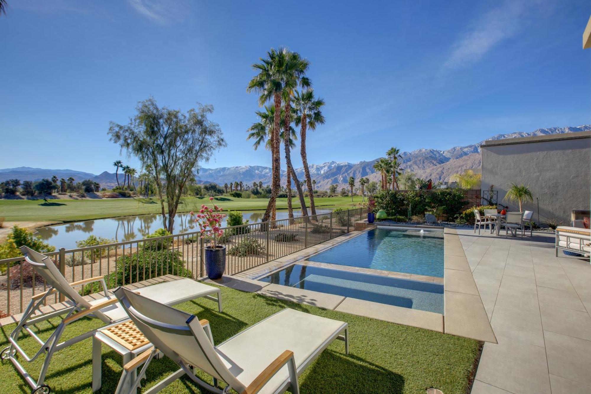 Oasis With Pool And On Golf Course! * Palm Springs