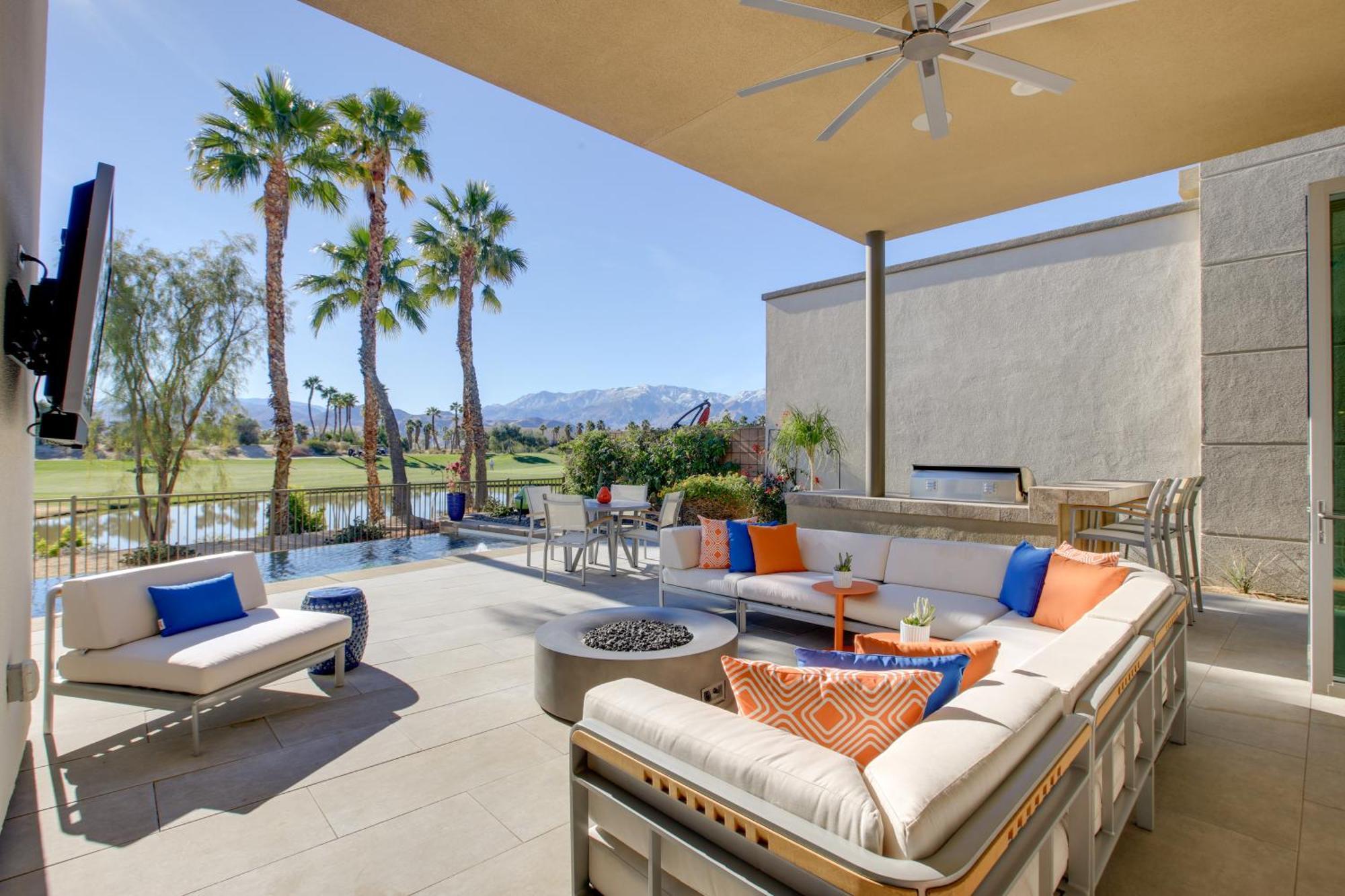 Oasis With Pool And On Golf Course!