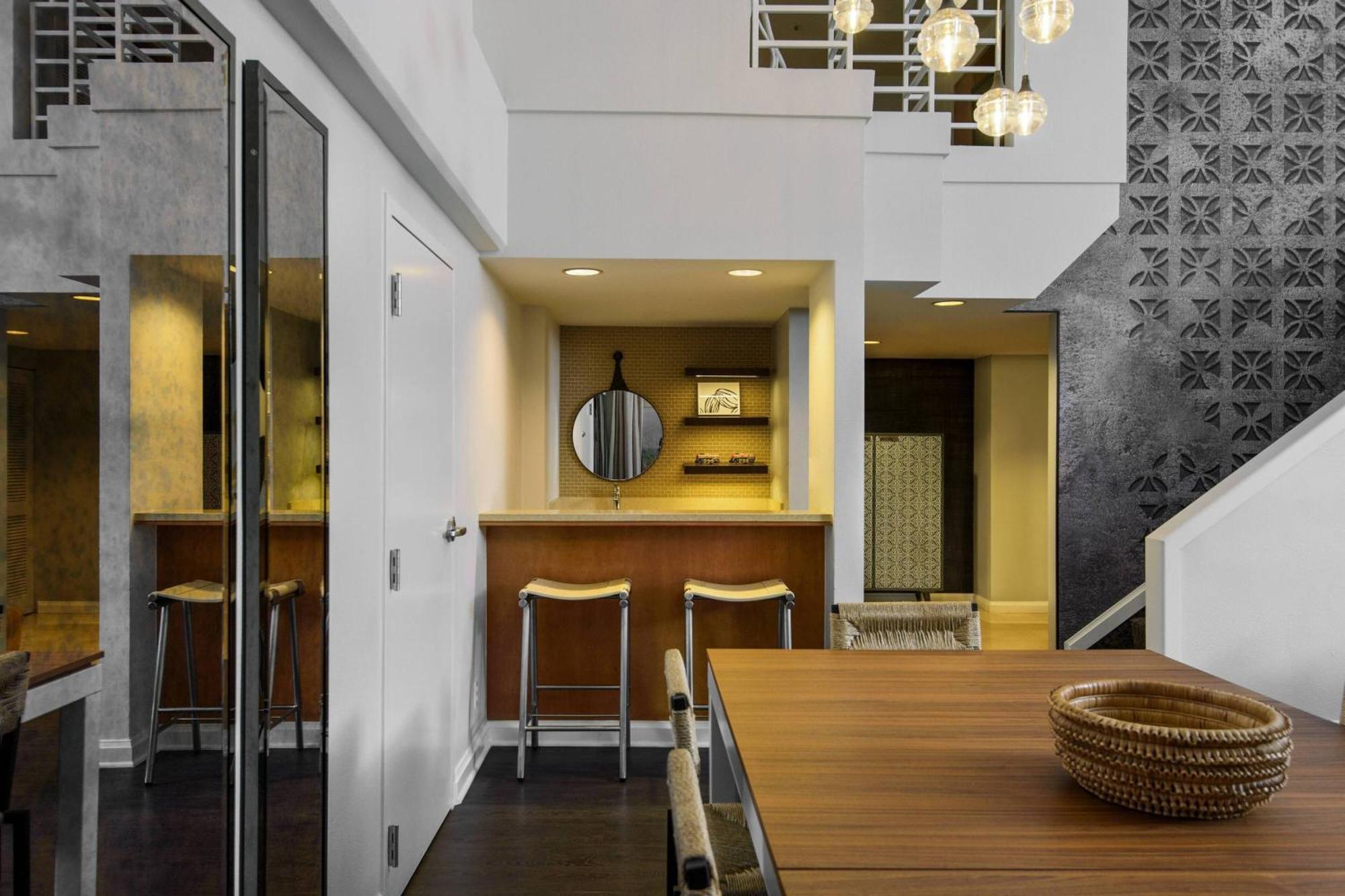 Renaissance Hotel 4*
