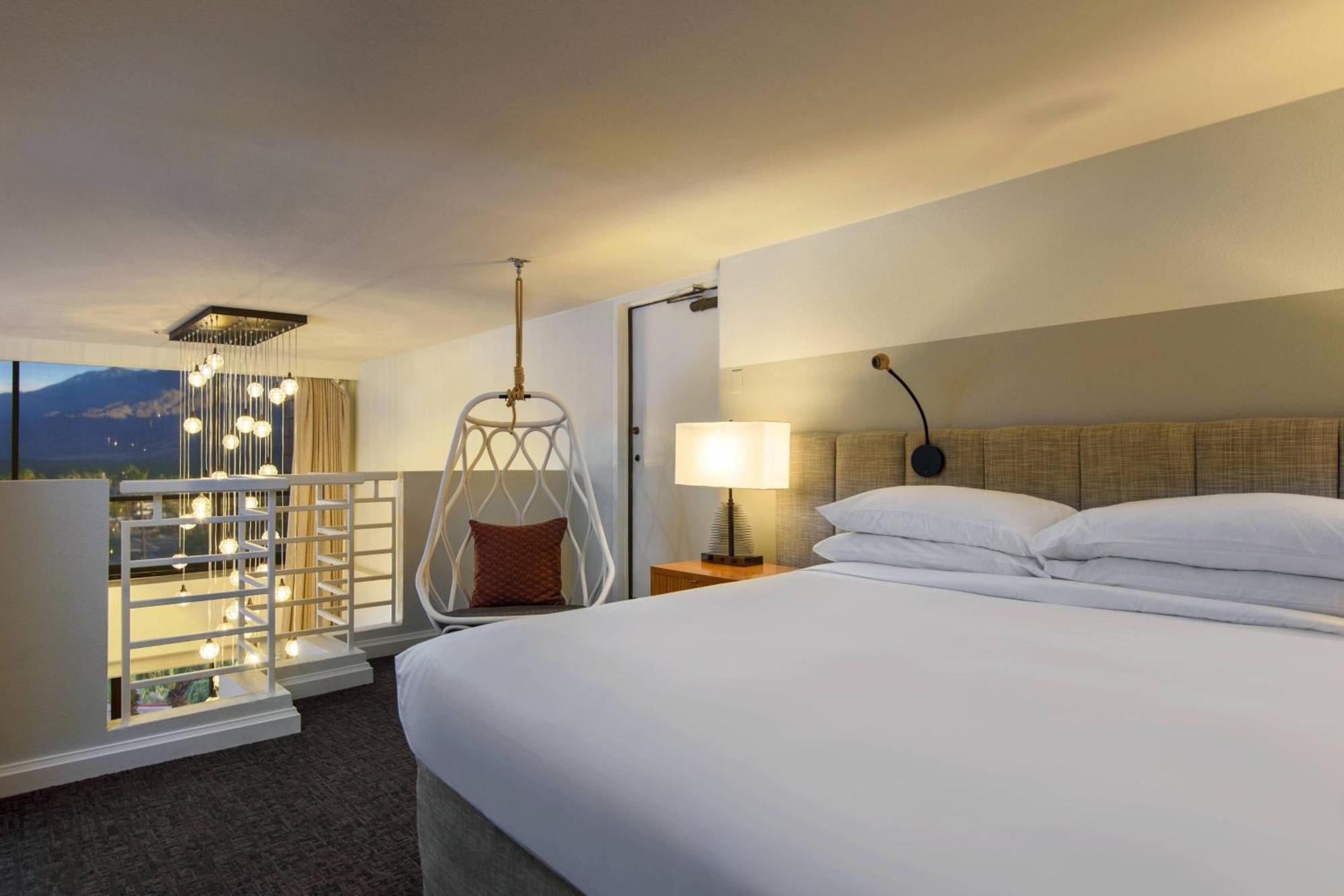 Hotel Renaissance Palm Springs