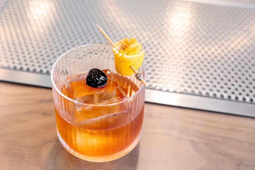 Hotel The Skylark, A