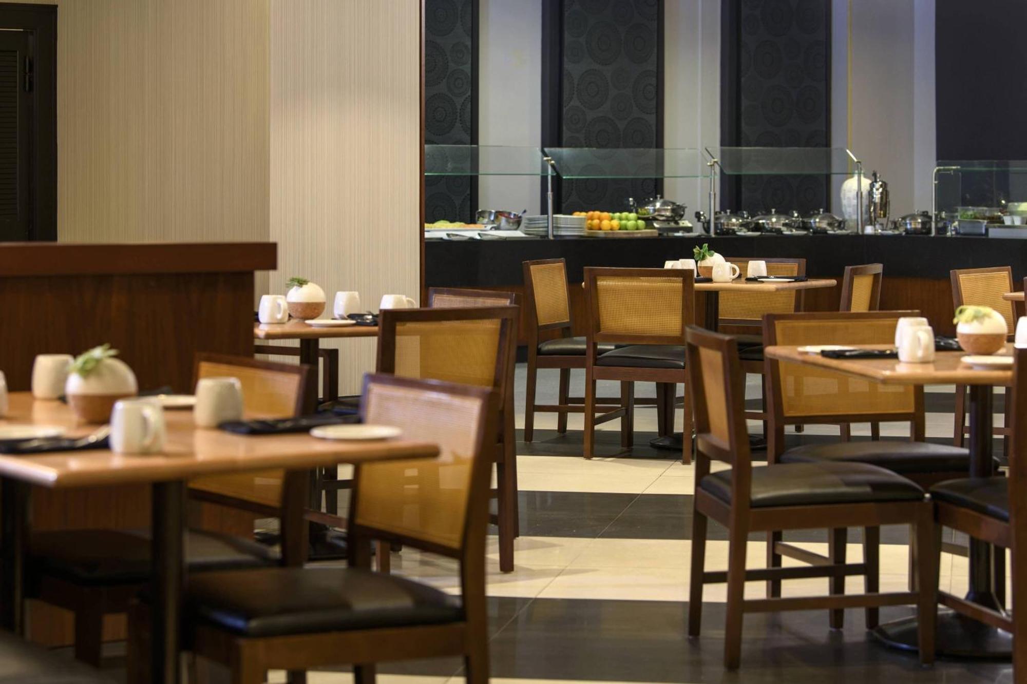Renaissance Hotel 4*
