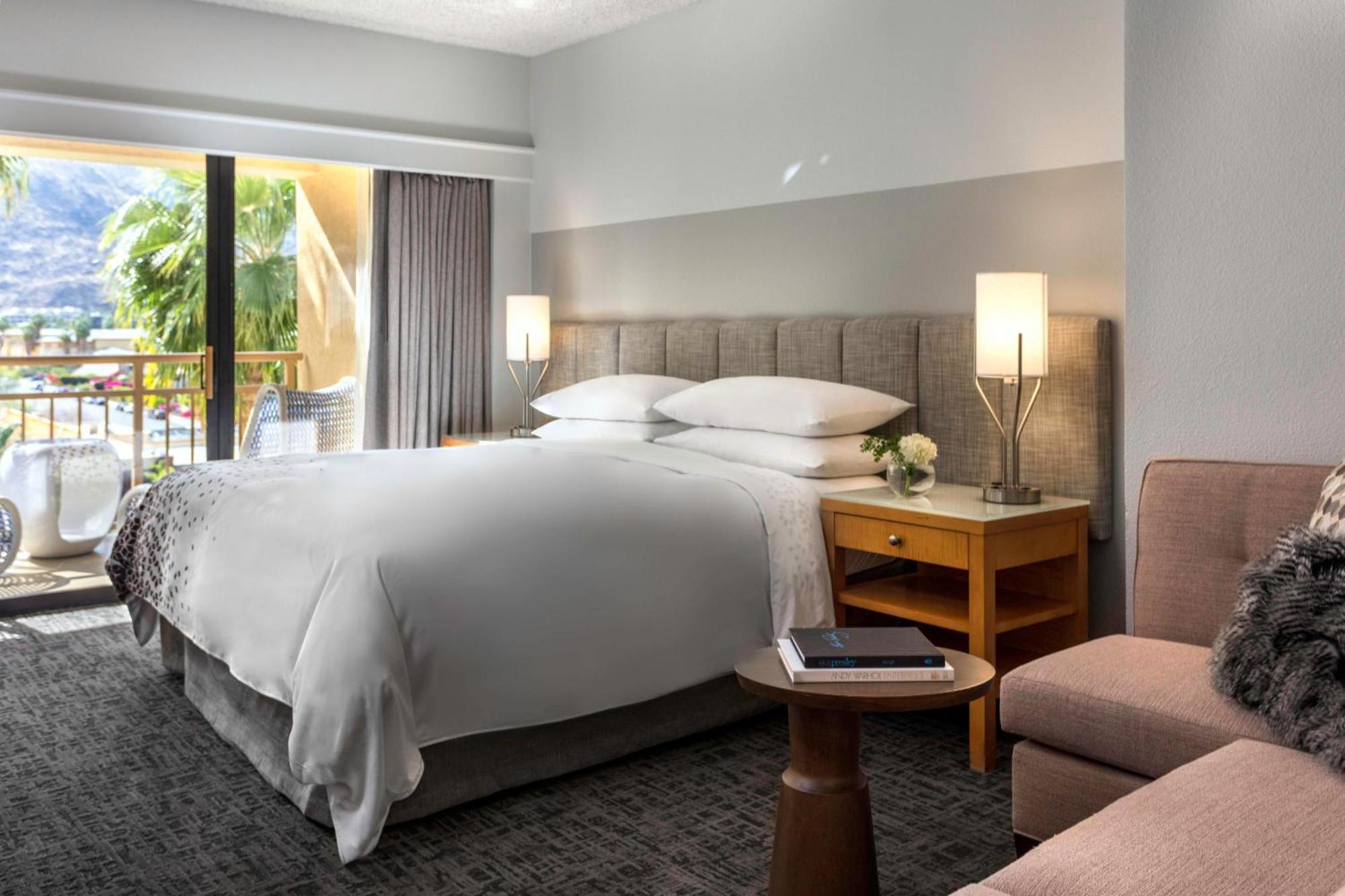 Renaissance Hotel 4*
