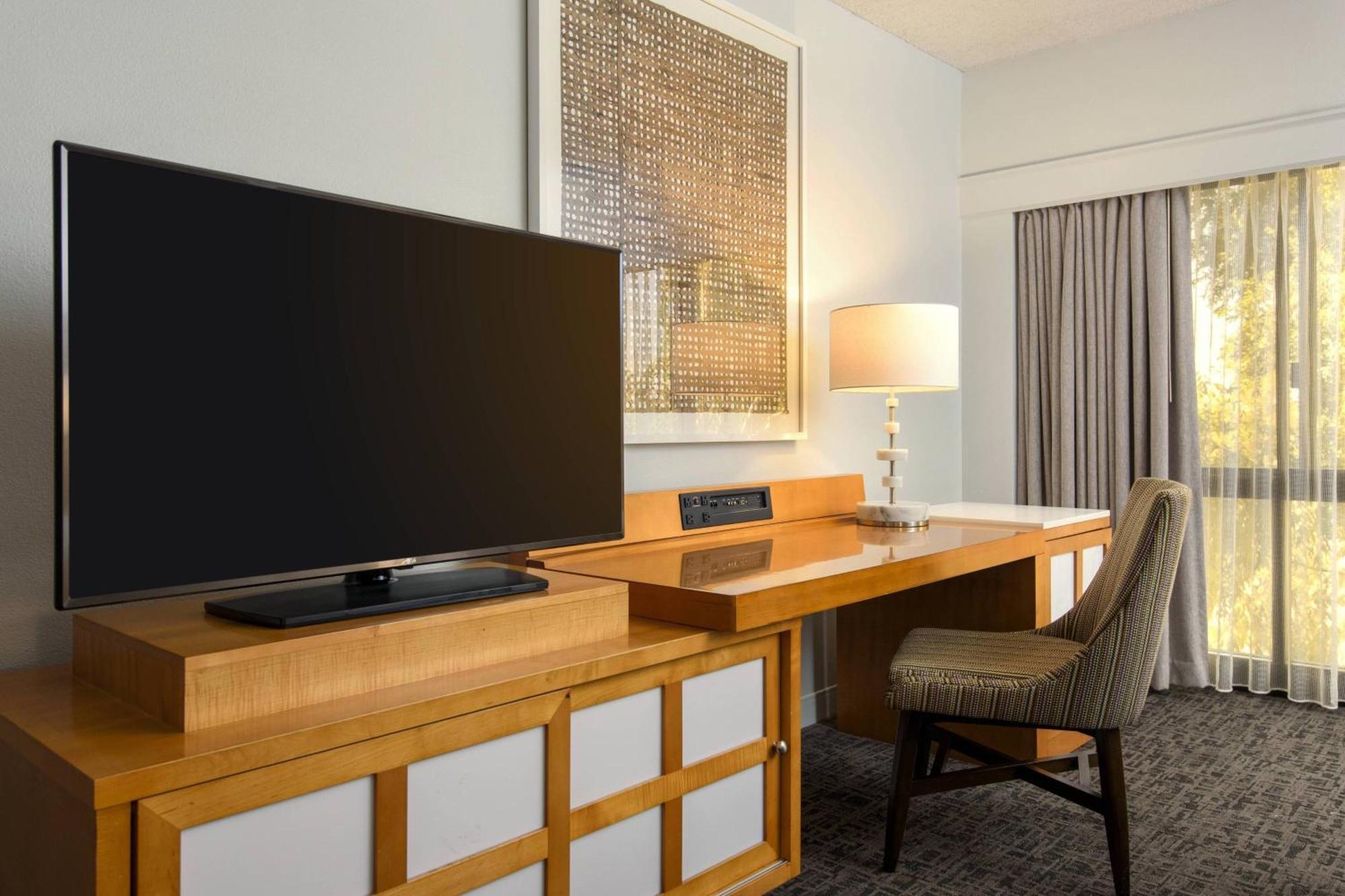 Renaissance Hotel 4*