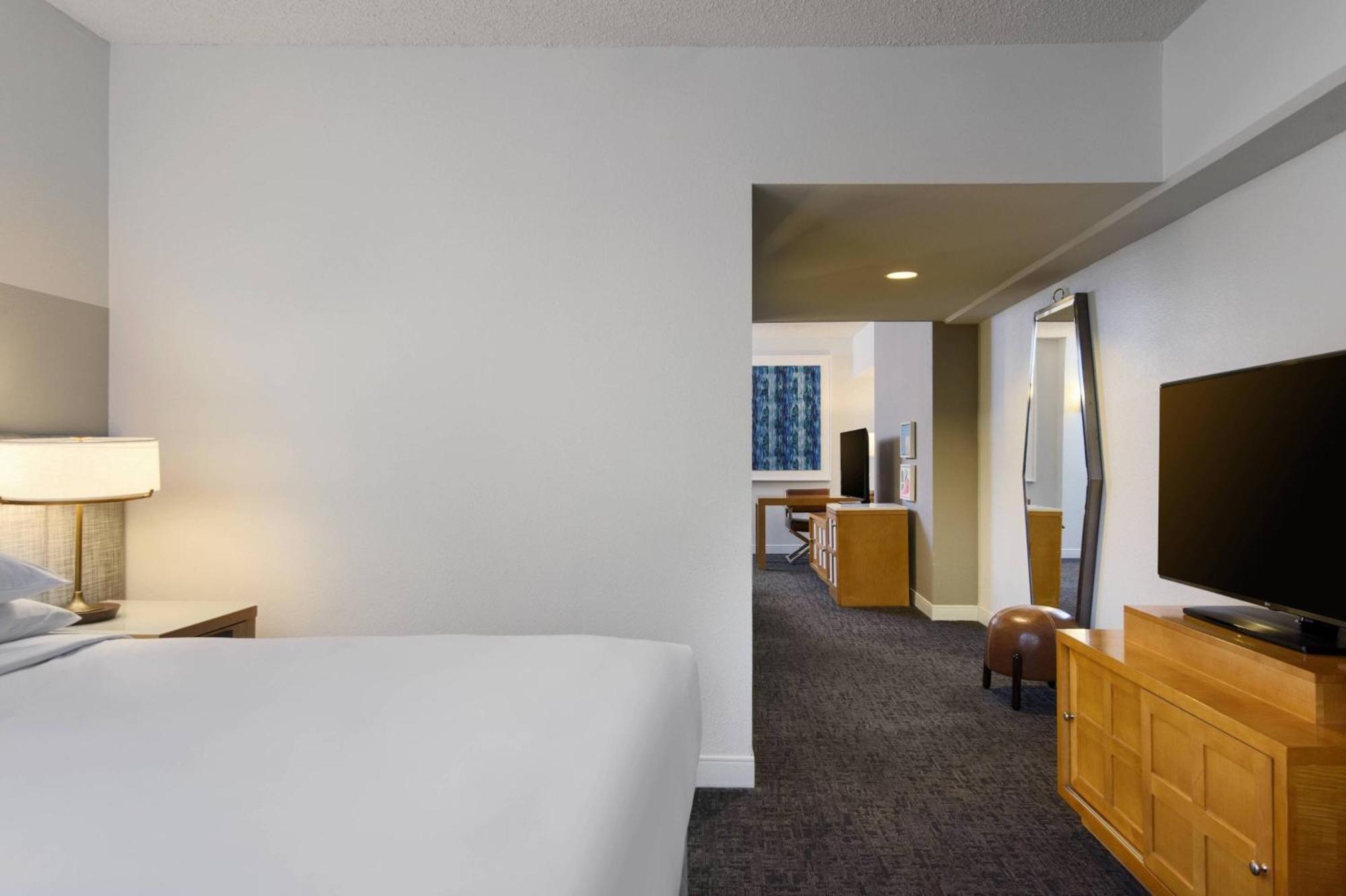 Renaissance Hotel 4*