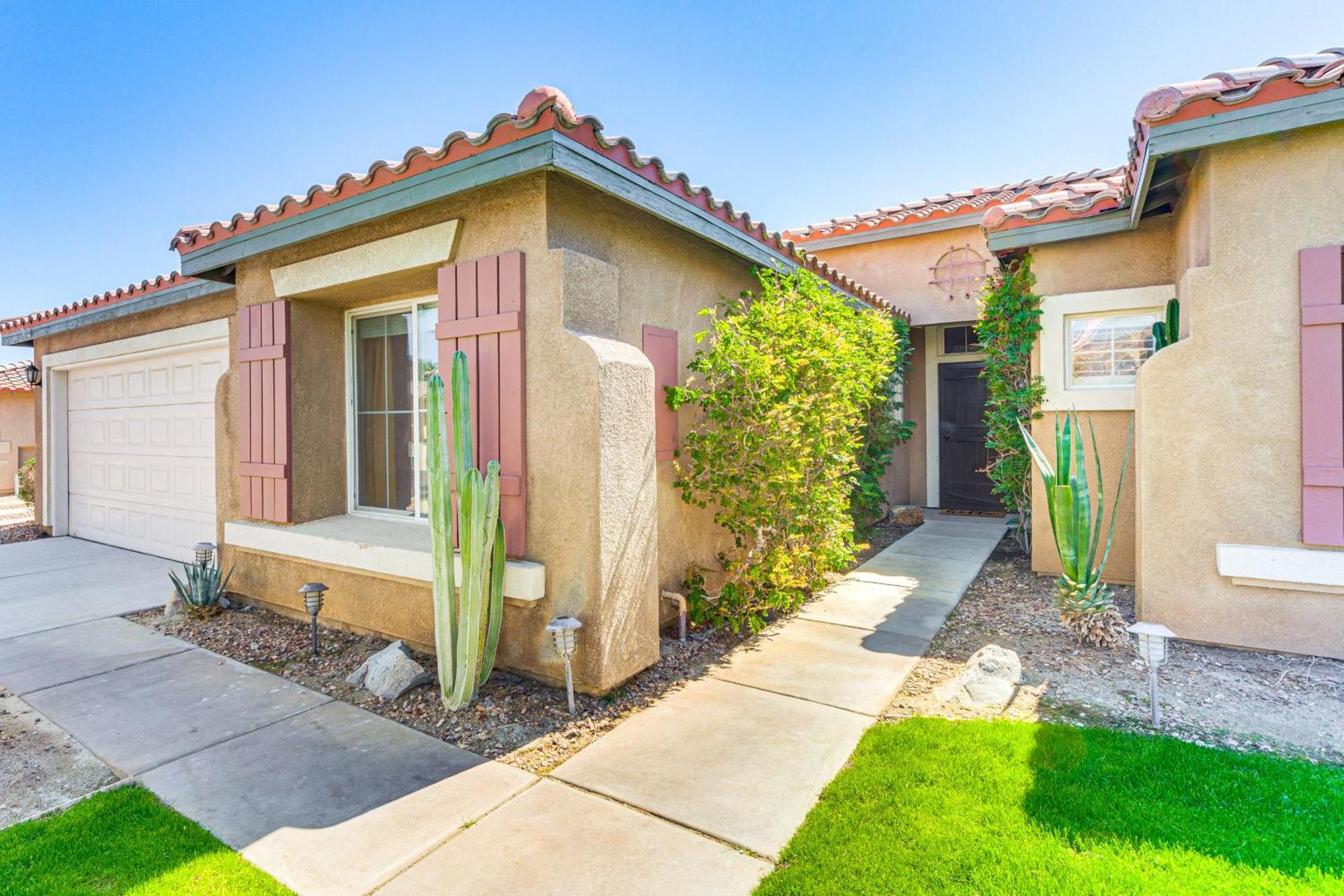 Gateway Grand Oasis Gem With Pool! Holiday home Palm Springs
