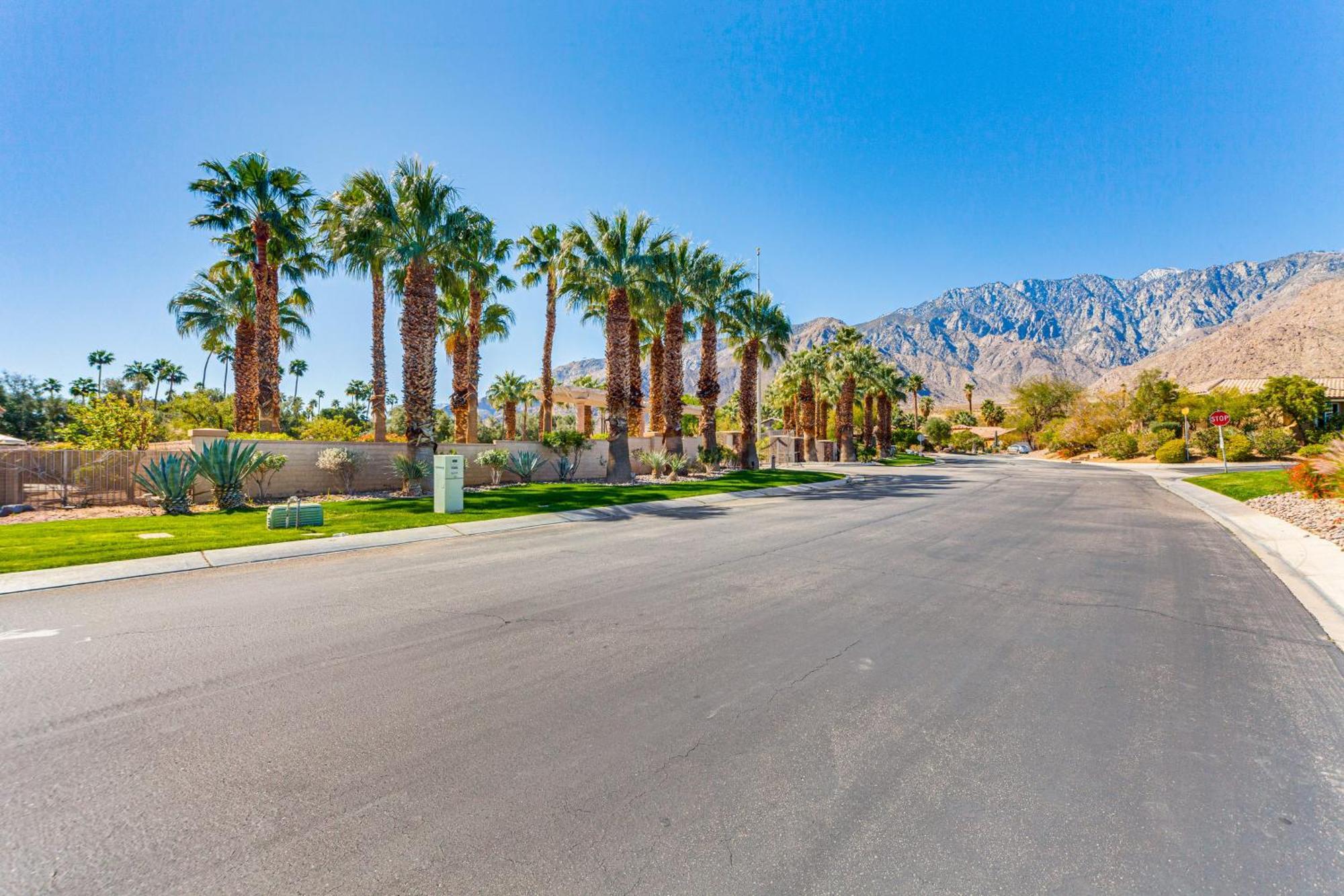 Holiday home Gateway Grand Oasis Gem With Pool!