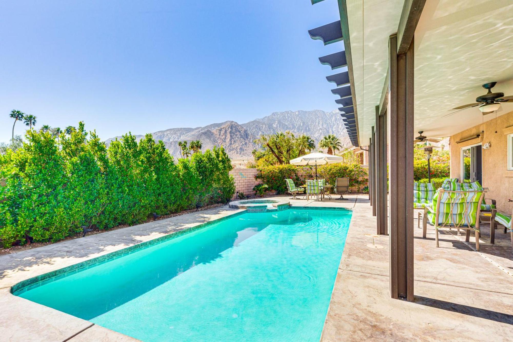 Holiday home Gateway Grand Oasis Gem With Pool!