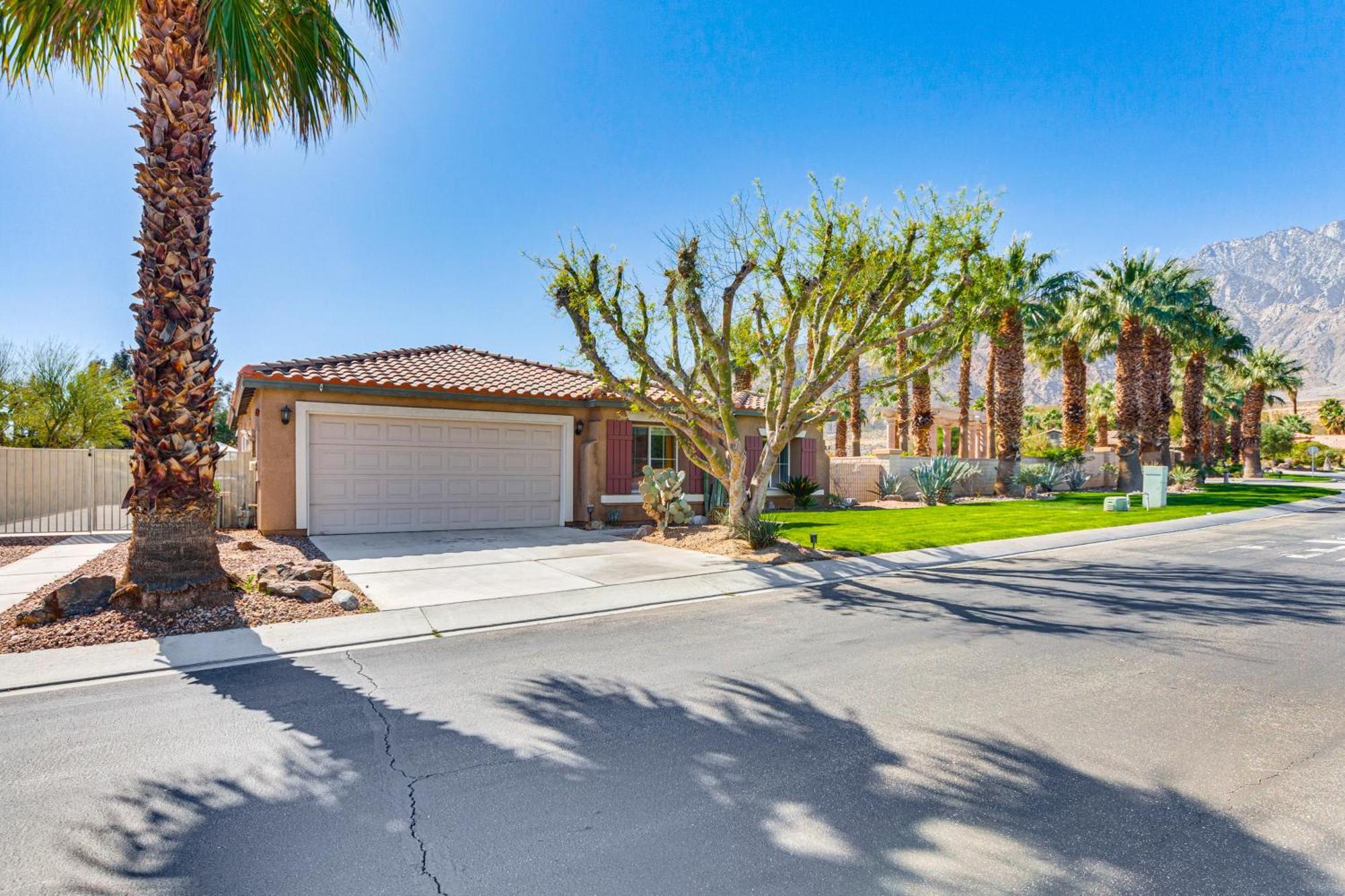 Gateway Grand Oasis Gem With Pool! *