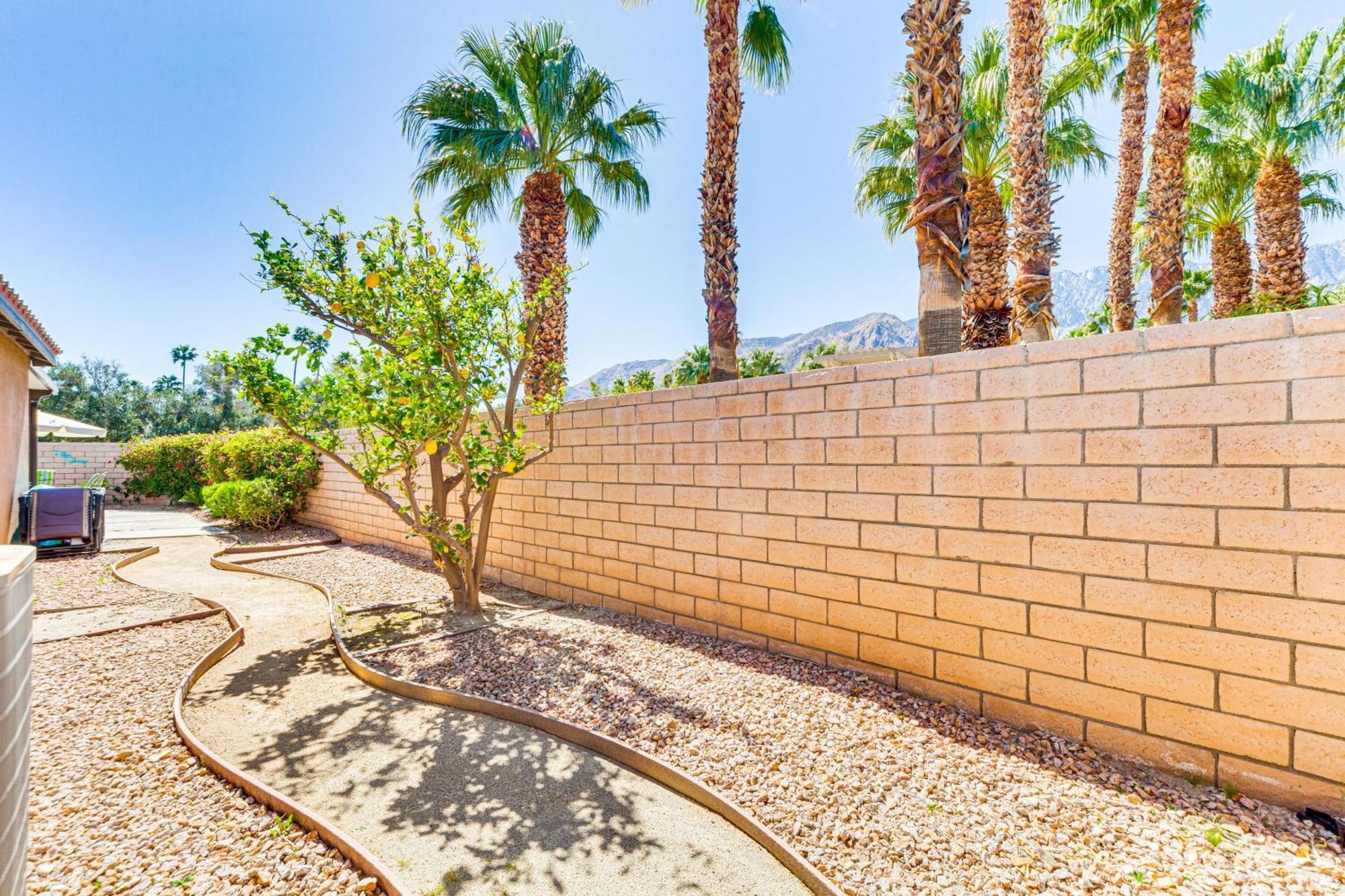 Gateway Grand Oasis Gem With Pool! Holiday home