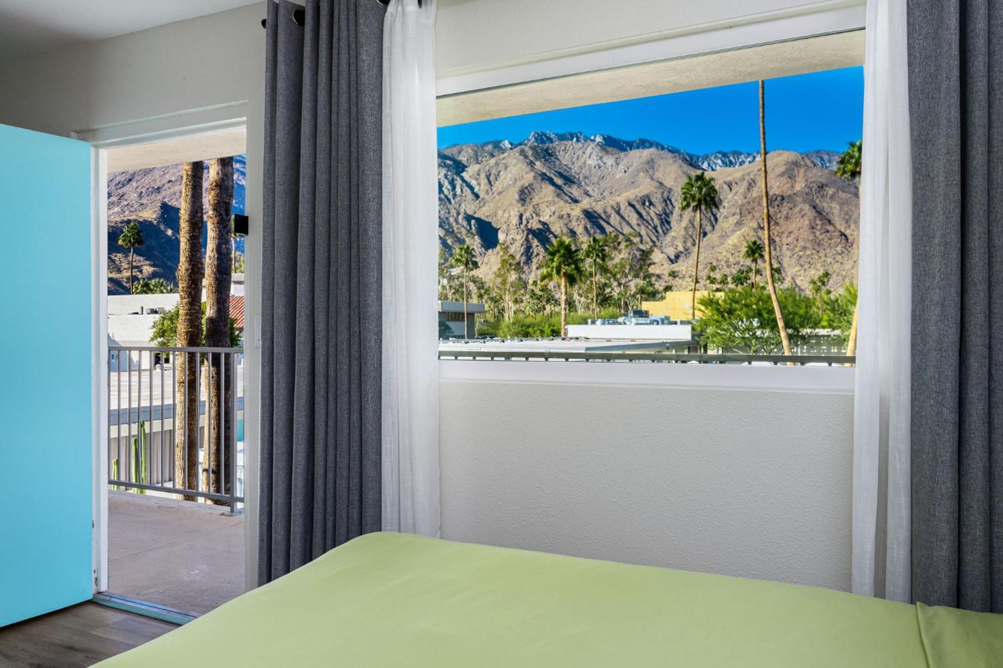 Hotel The Skylark, A