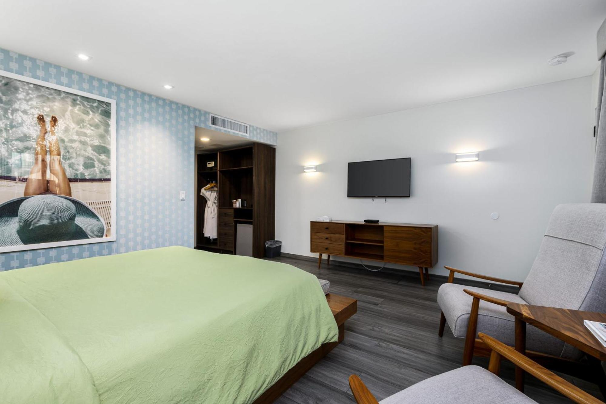 Hotel The Skylark, A