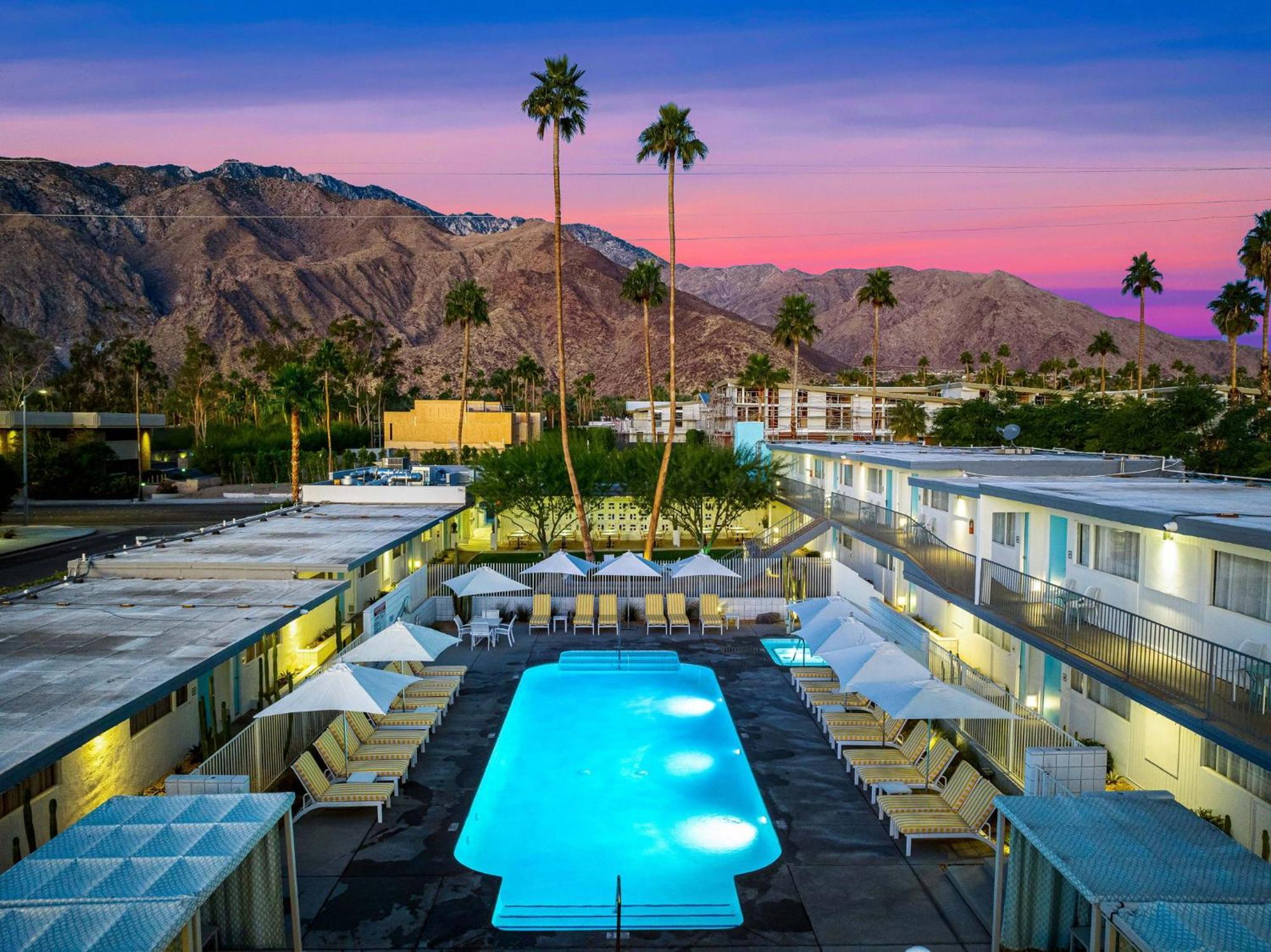 Hotel The Skylark, A