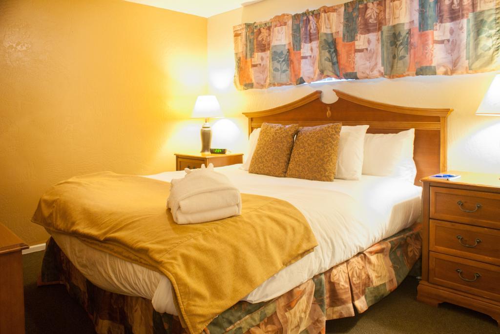 Tuscany Manor Hotel Palm Springs