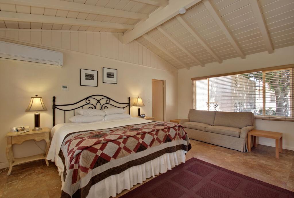 Resort Warm Sands Villa- A Gay Men's Clothing Optional 4*