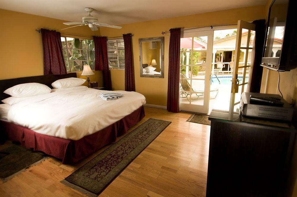 Resort La Dolce & - A Gay Men's Clothing Optional Palm Springs