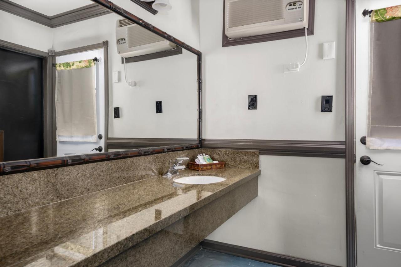 Caliente Tropics Hotel 3*